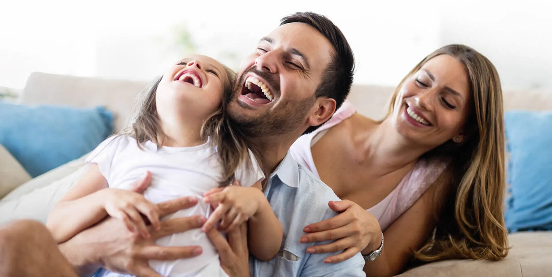 Famille heureuse avec le coaching familial